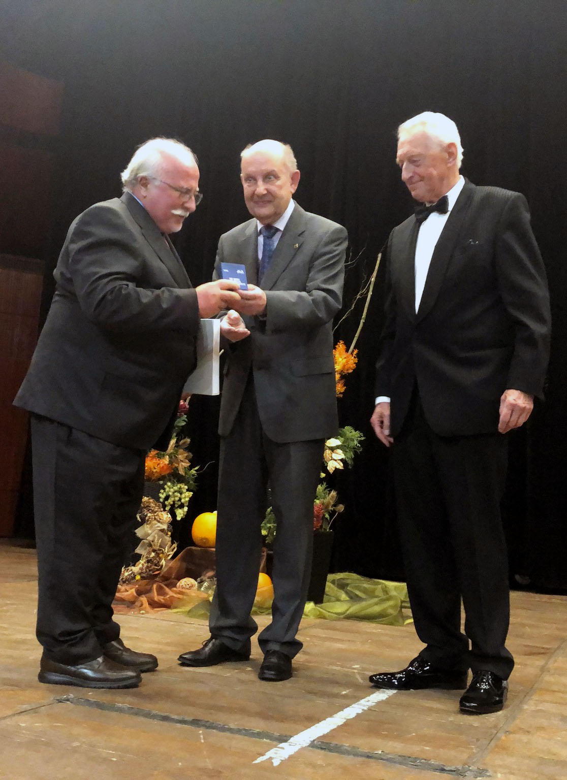 Predsednik Češke filatelistične zveze Julius Cacka in predsednik žirije Liberec 2022 Vit Vanićek izročata medaljo razstave LIBEREC 2022